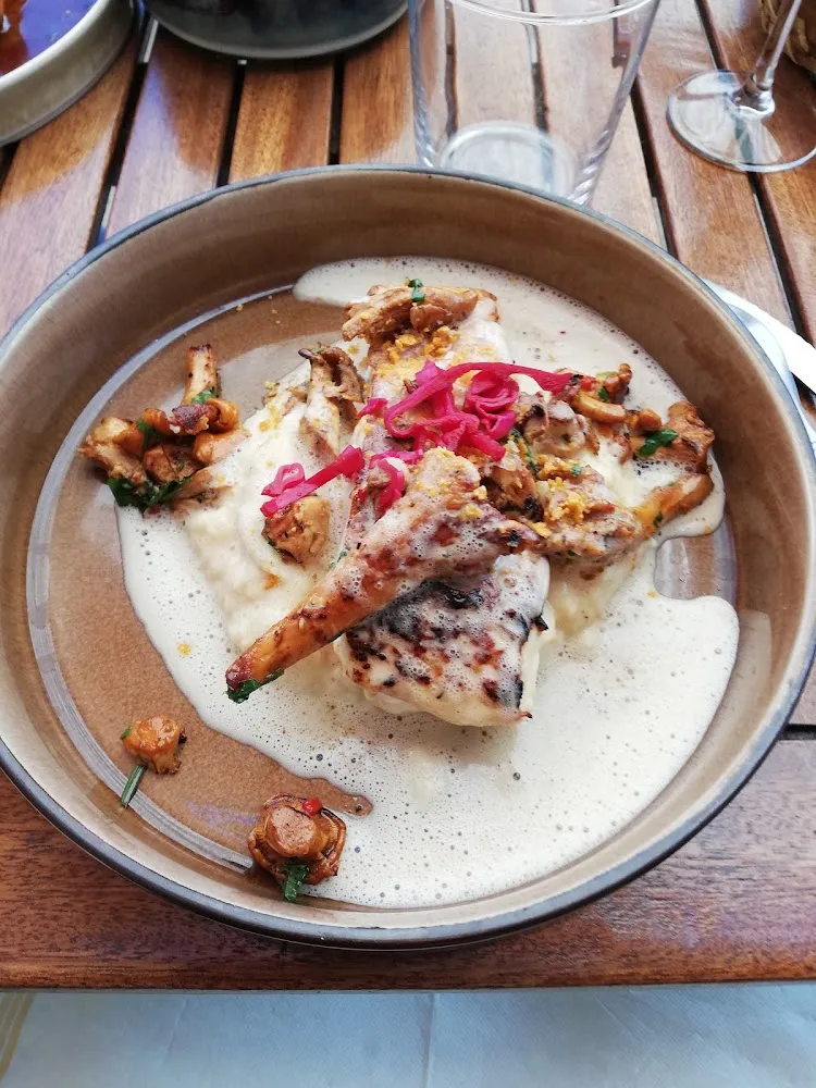 Filet de Flétan Sur Crémeux de Céleri Poêlée de Champignons